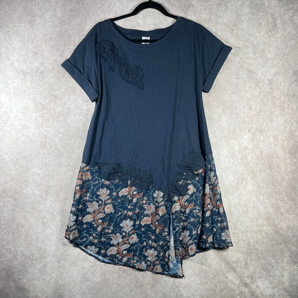 Akemi + Kin Kris Tunic Top‎ Womens Small Navy Blue Floral Lace Trim Short Sleeve